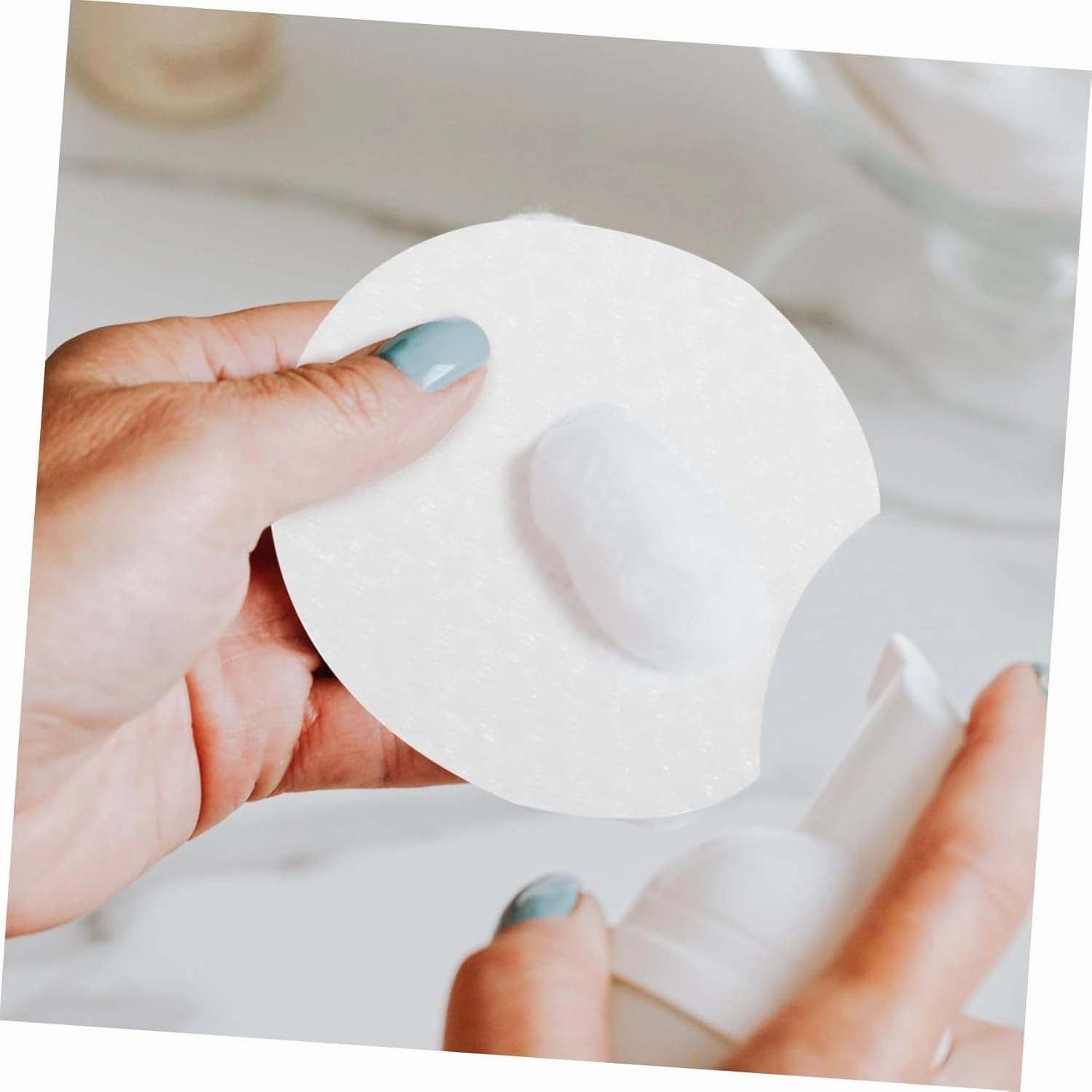 600pcs Disposable Facial Makeup Pads Soft Non-Woven Remover Pads for for Travel and Daily Use for Women and Girls Unique Design