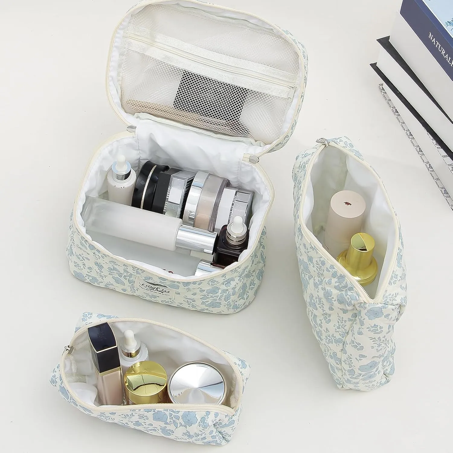 kingkiss Makeup Bag, Quilted Cosmetic Bag, Large Capacity Make Up Bag for Women, Cute Floral Storage Toiletry Bag Travel Storage Makeup Bag (Blue Flower)